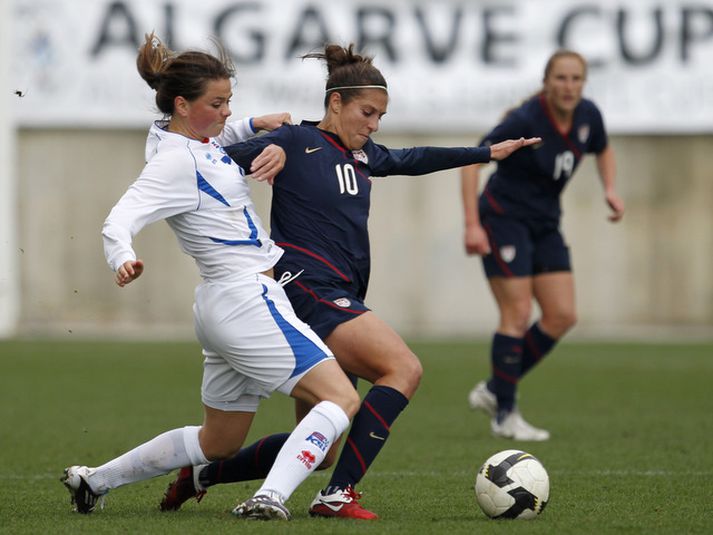 Sara Björk Gunnarsdóttir í baráttu við Carli Lloyd í leiknum í dag.