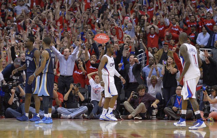 Áhorfendur fagna eftir sigurkörfu Chris Paul í nótt.