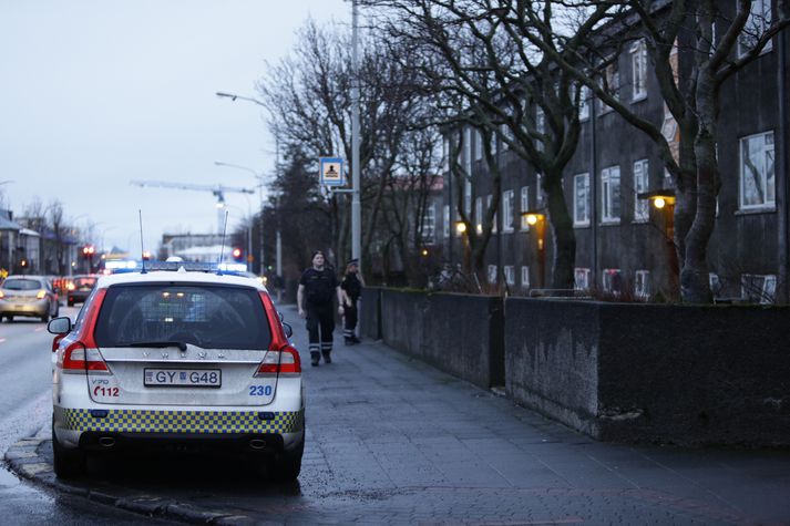 Lögreglan að störfum við Brávallagötu.