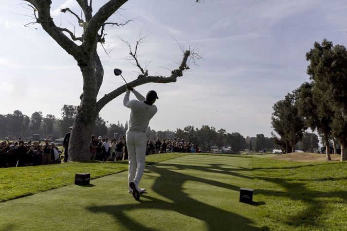 Tiger Woods slær af þriðja teig Riviera-golfvallarins í Pacific Palisades á PGA-móti þar í fyrra. Völlurinn er nú í hættu vegna gróðurelda.