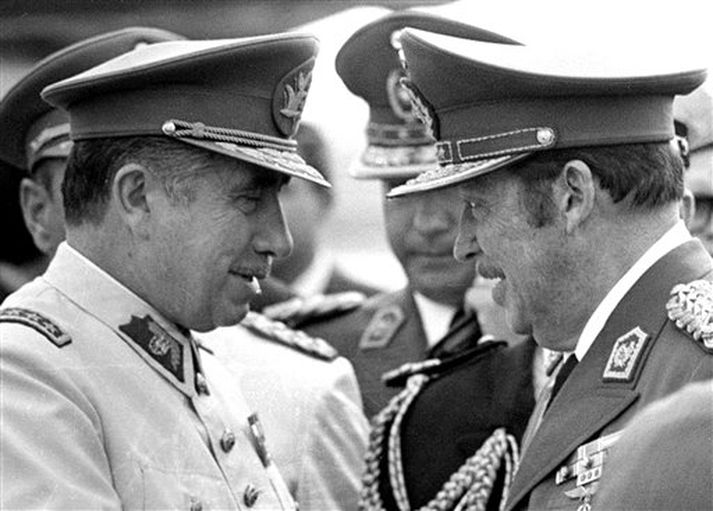 Pinochet (til vinstri) árið 1974 með Stroessner, fyrrverandi einræðisherra Paraguay