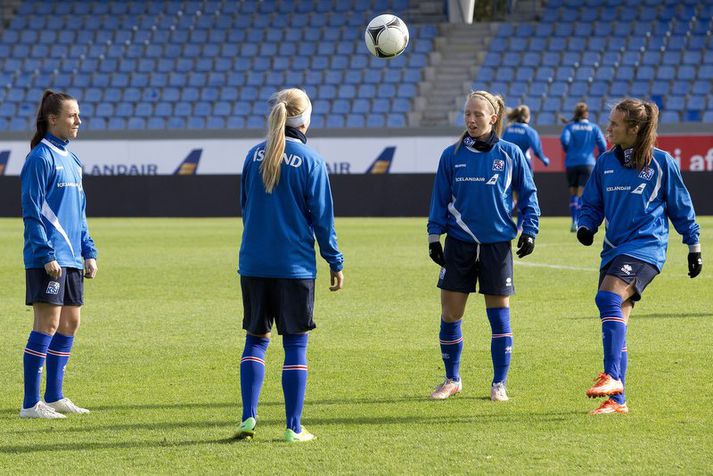 Gunnhildur Yrsa Jónsdóttir, önnur frá hægri, á æfingu með íslenska landsliðinu. 