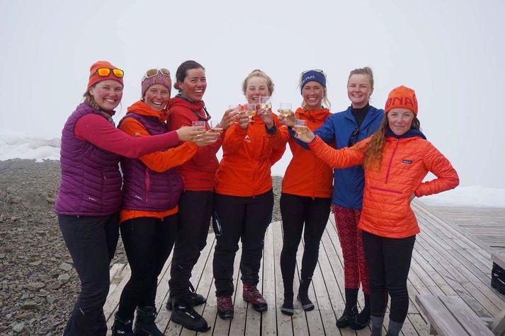 Afrekskonurnar komnar í Jöklasel á Skálafellsjökli. Tinna María Halldórsdóttir, Selma Benediktsdóttir, Elísabet Atladóttir, Elín Lóa Baldursdóttir, Októvía Edda Gunnarsdóttir, Íris Ragnarsdóttir Pedersen og Svanhvít Helga Jóhannsdóttir skála í kampavíni. 