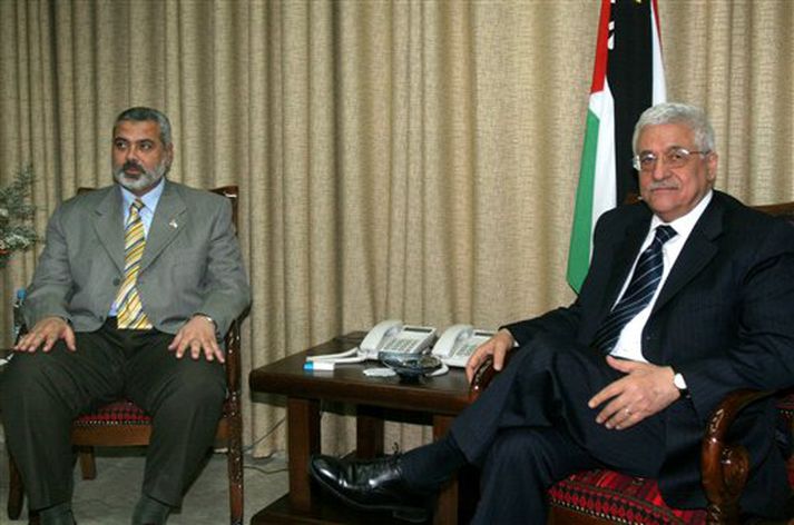 Ismail Haniyeh, forsætisráðherra heimastjórnar Palestínumanna (t.v.), og Mahmoud Abbas, forseti Palestínumanna, ræddust við í gær.