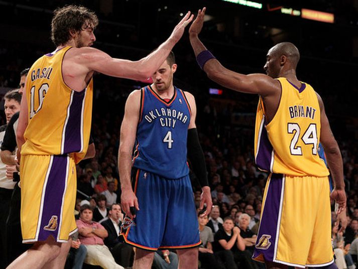 Kobe Bryant og Pau Gasol fagna körfu í nótt.