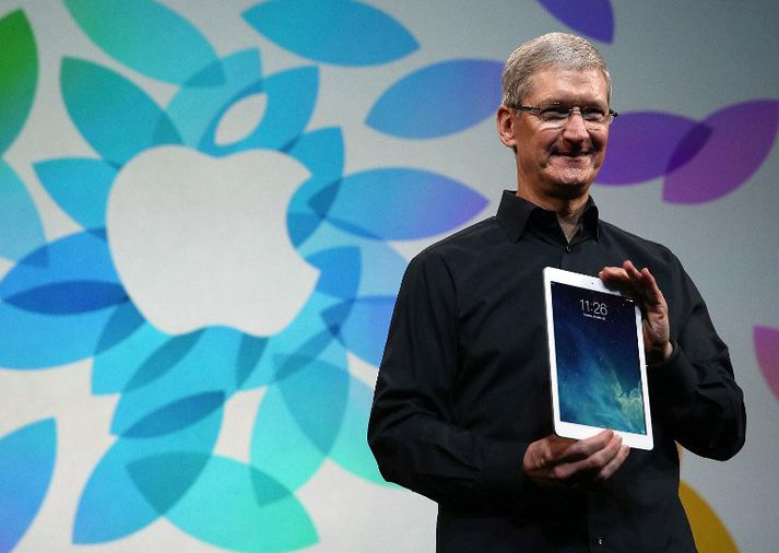 Tim Cook, forstjóri Apple, með nýja iPad-inn í dag.