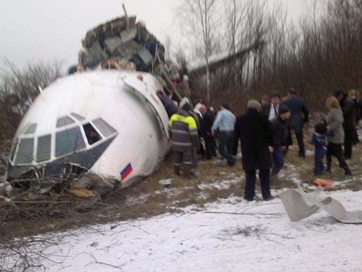 Flugvélin sem var af gerðinni Tubolev TU-154 brotnaði í nokkra parta.