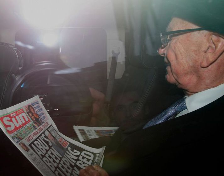 Rupert Murdoch Eigandi fjölmiðlasamsteypunnar með eintak af The Sun í kjöltunni.nordicphotos/AFP