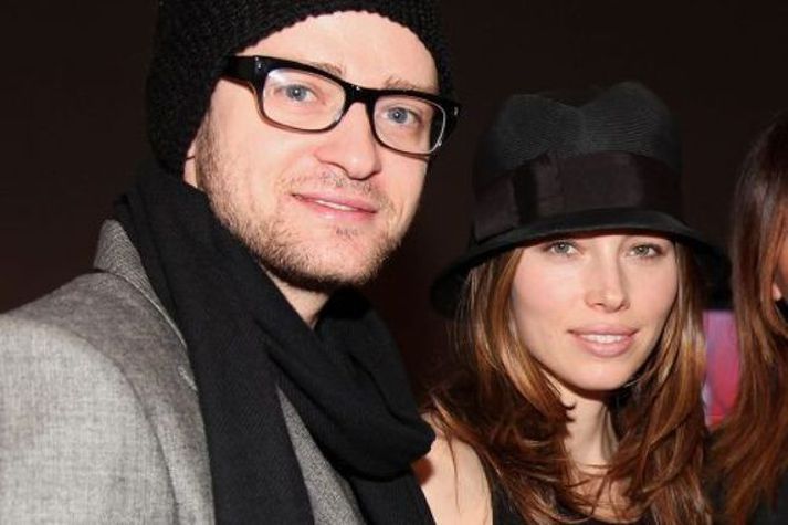 Justin Timberlake og Jessica Biel hlustuðu á hljómsveitina One Republic ásamt Elton John og David Furnish.