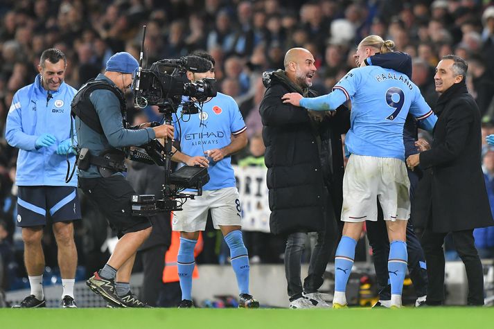 Guardiola fagnar með Erling Haaland eftir leikinn gegn Fulham í gær.