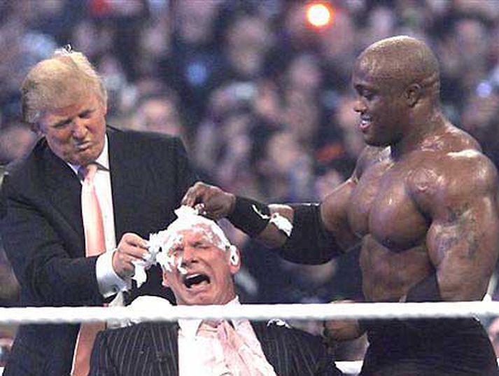 Trump rakar Vince McMahon. Sjálfur fékk hann að halda sínu prúða hári.