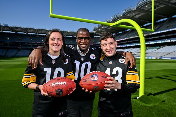 Írar halda mikið upp á lið Pittsburgh Steelers. Hér er fyrrum leikstjórnandi Steelers, Kordell Stewart, með NFL áhugafólkinu og írsku íþróttagoðsögnunum Paudie Clifford og Hönnuh Tyrrell.