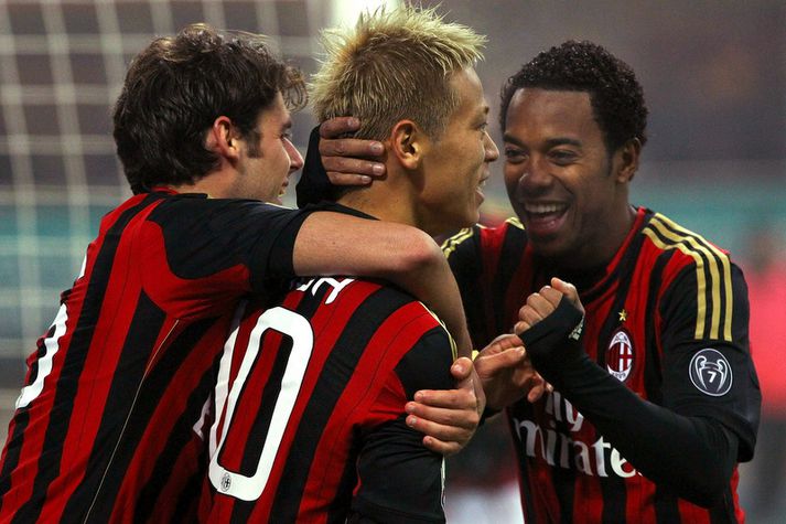 Keisuke Honda fagnar marki sínu með þeim Robinho og Andrea Poli.