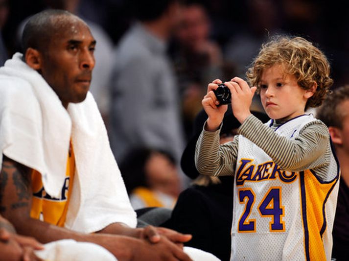 Kobe Bryant myndaður af syni Diane Keaton á leiknum í nótt.