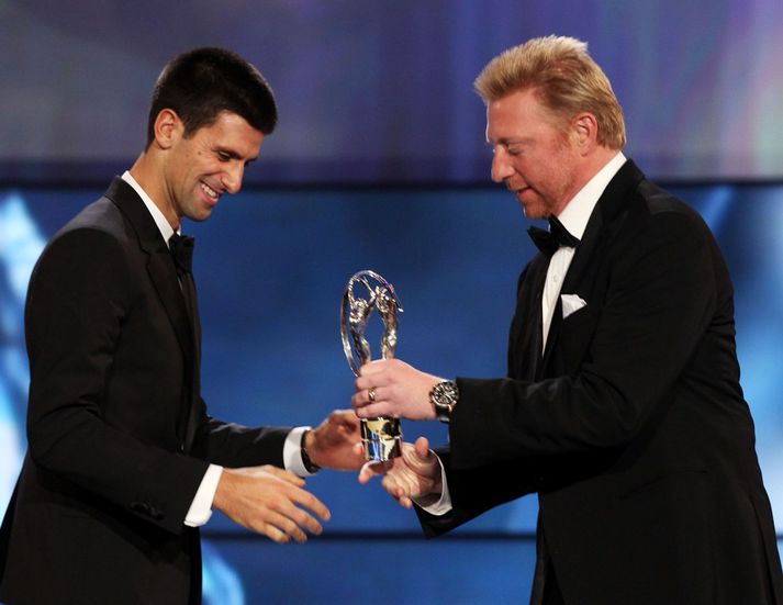 Becker afhendir Djokovic Lárusinn í fyrra.