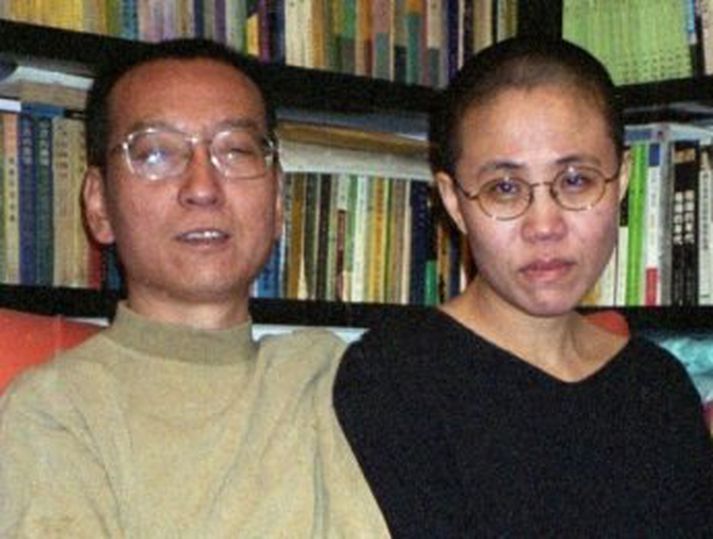 Liu Xiaobo situr í fangelsi og eiginkonan í stofufanvelsi.