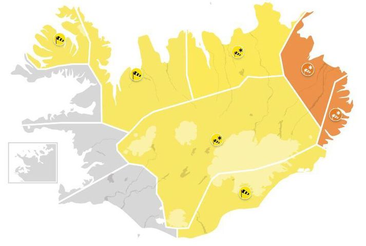 Appelsínugilar og gular viðvaranir eru í gildi fram eftir degi.