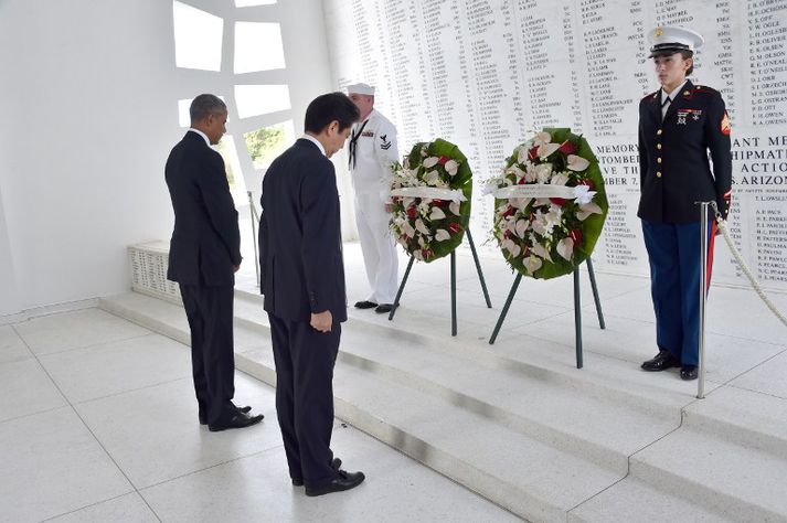 Barack Obama og Shinzo Abe við minnismerkið um USS Arizona.