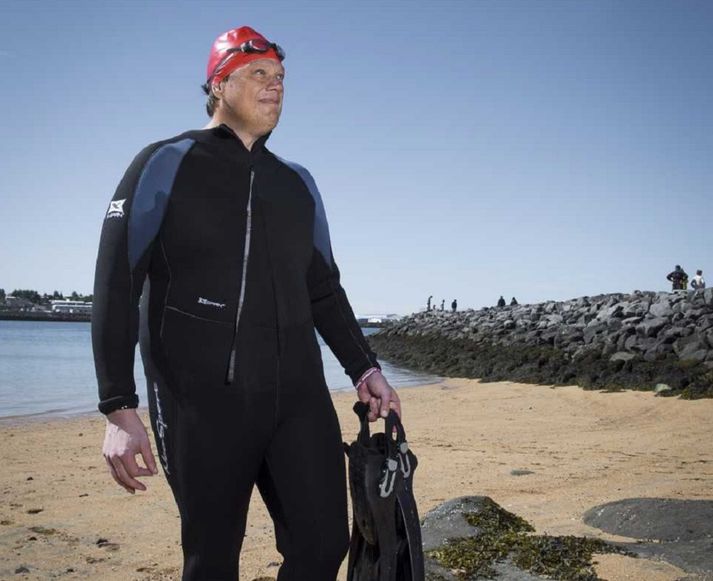 Jón Eggert kallar ekki allt ömmu sína og syndir nú hringinn í kringum landið til styrktar Krabbameinsfélaginu.