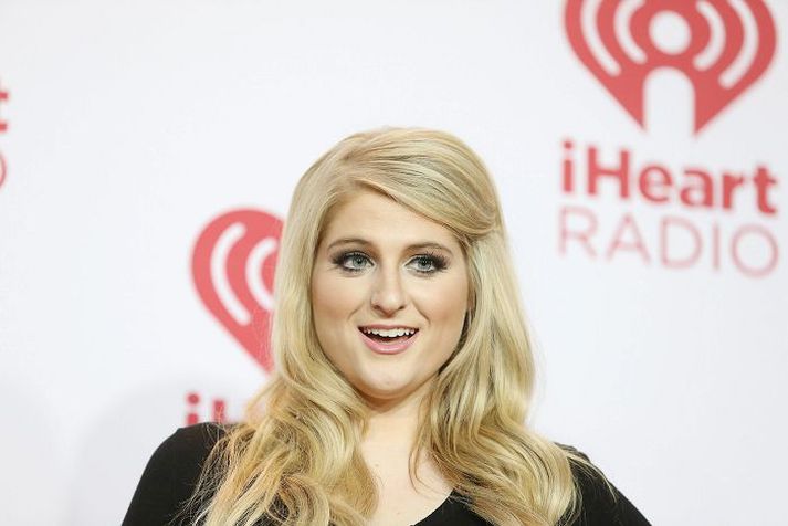 Meghan Trainor syngur um að strákar vilji stóra rassa.