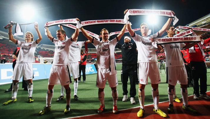 Leikmenn Eintracht Frankfurt  fagna hér sigrinum í gær.