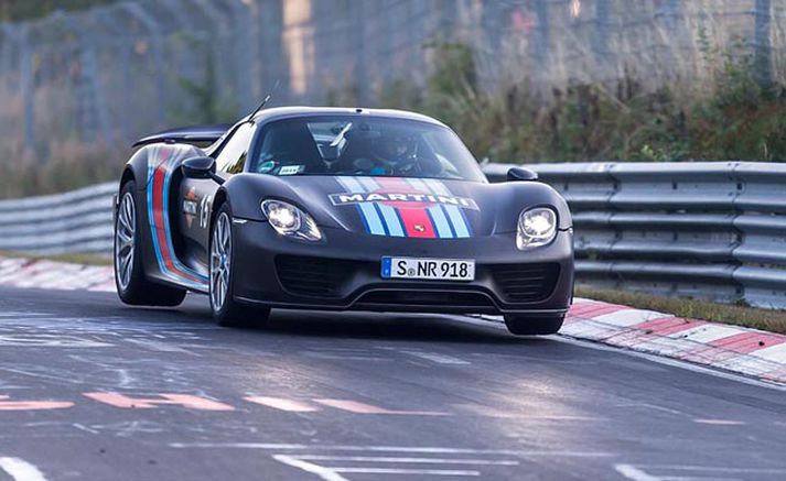 Porsche 918 í loftköstum á Nürburgring brautinni.