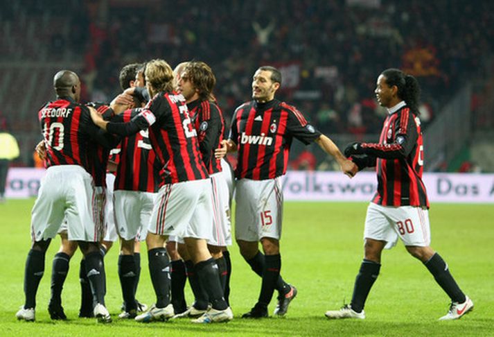 Leikmenn AC Milan fagna marki sínu í kvöld.