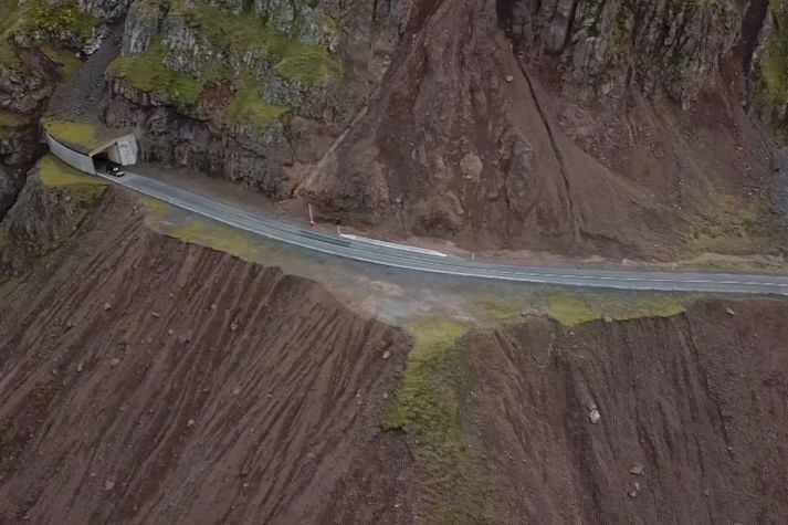 Frá Siglufjarðarvegi við Strákagöng. Fljótagöngum er ætlað að leysa af þennan veg.