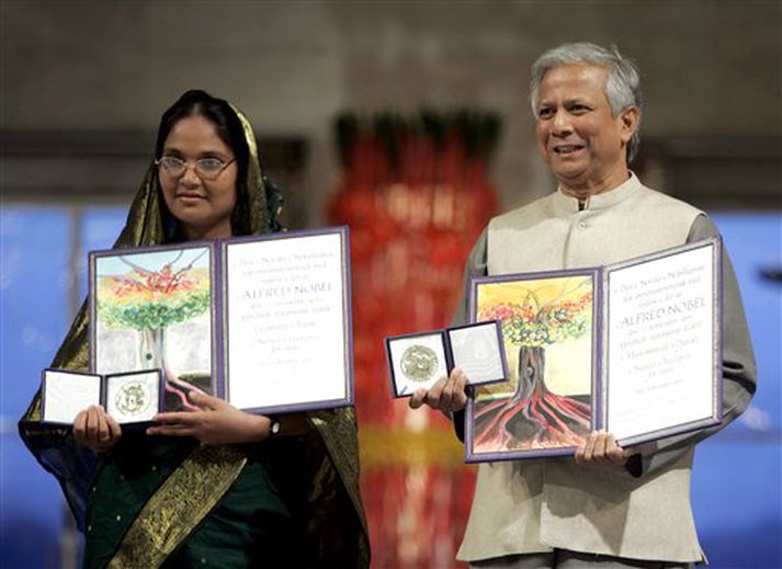 Mohammad Yunus (til hægri) og Mosammat Taslima Begum, fulltrúi Grameen smálána-bankans, veittu verðlaununum viðtöku í Osló í dag.