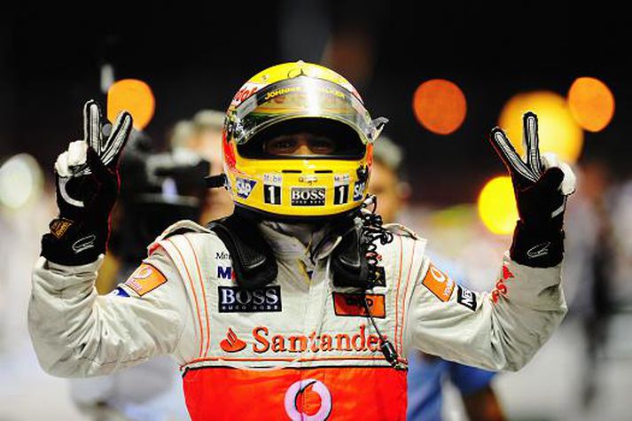 Lewis Hamilton fagnar sigrinum í Singapúr 2009.