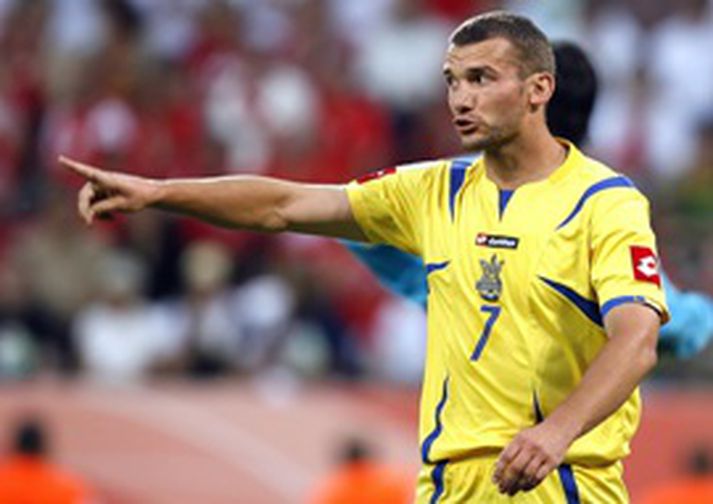 Andriy Shevchenko skallaði boltann í slánna á svissneska markinu