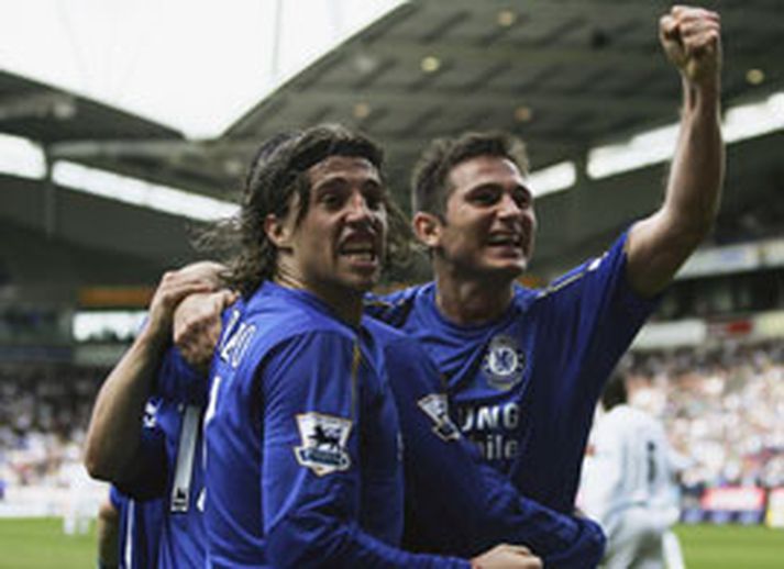 Frank Lampard fagnar marki sínu í dag ásamt Hernan Crespo. Titillinn er svo gott sem þeirra í ár.