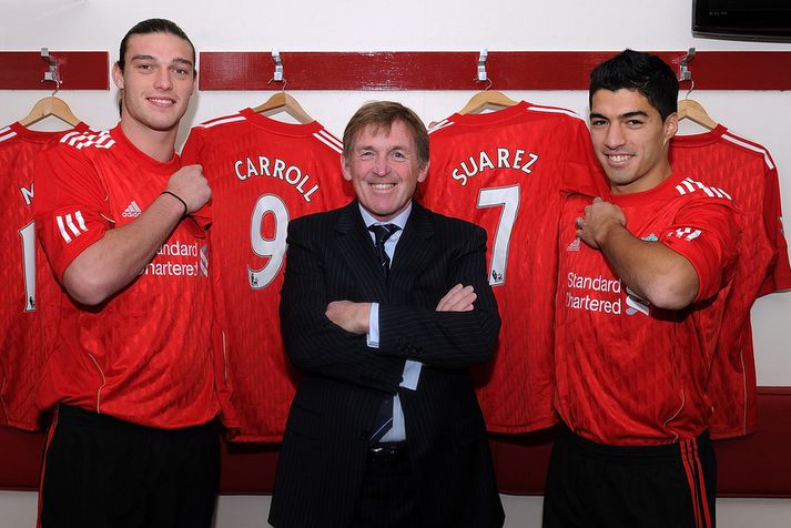 Andy Carroll frá Newcastle United og Luis Suárez með Kenny Dalglish á þessum degi fyrir átta árum síðan.