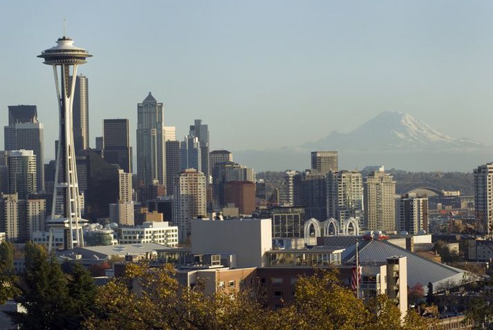 Geimnálin í Seattle og Rainier fjall í baksýn. Neðst til hægri má sjá Key Arena þar sem Seattle Supersonics spilaði heimaleiki sína.