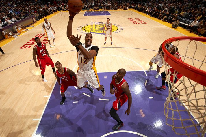 Líf Dwight Howard í Los Angeles hefur ekki verið dans á rósum, hvorki innan né utan vallar.