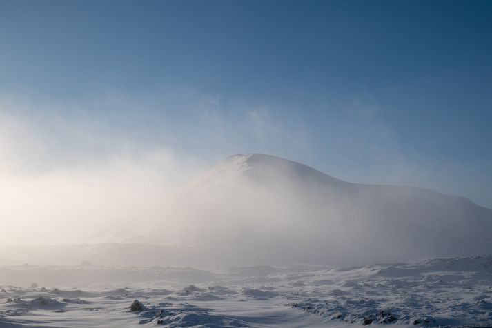 Frost verður á bilinu 0 til 10 stig, kaldast í innsveitum norðaustanlands, en frostlaust við vesturströndina yfir daginn.