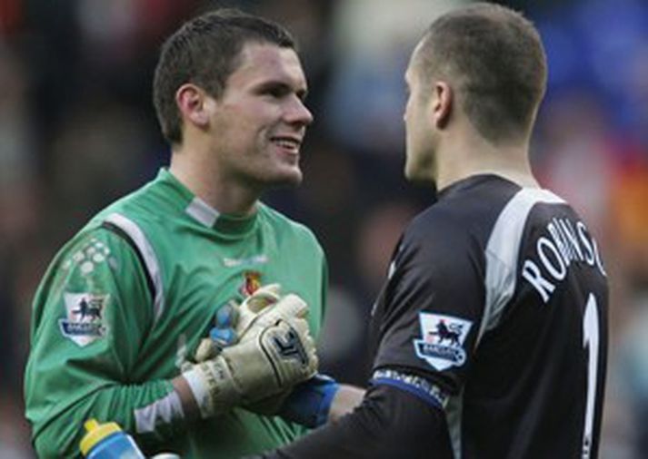 Foster tekur hér glottandi í hönd félaga síns Paul Robinson hjá landsliðinu eftir leik Tottenham og Watford í dag