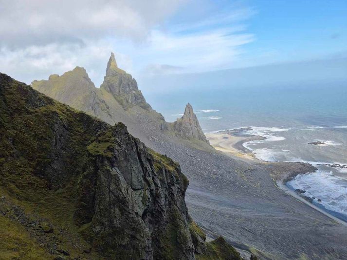 Göngumaðurinn fannst á sjöunda tímanum og verður honum fylgt niður fjallið.