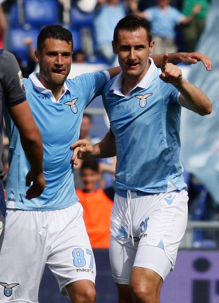 Klose fagnar sjötta marki Lazio og sínu fimmta í gær.