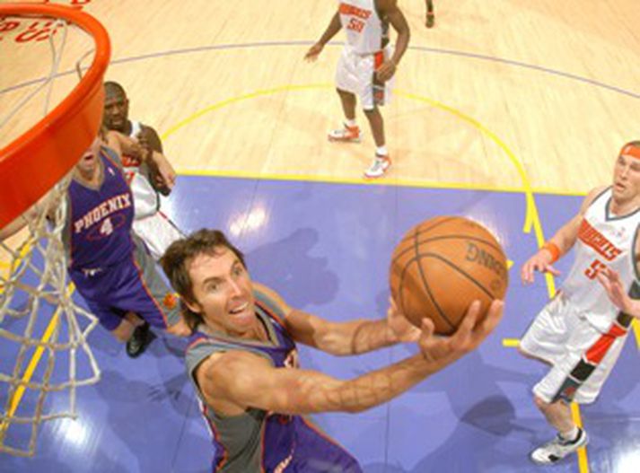 Steve Nash skorar tvö af 20 stigum sínum gegn Charlotte í nótt