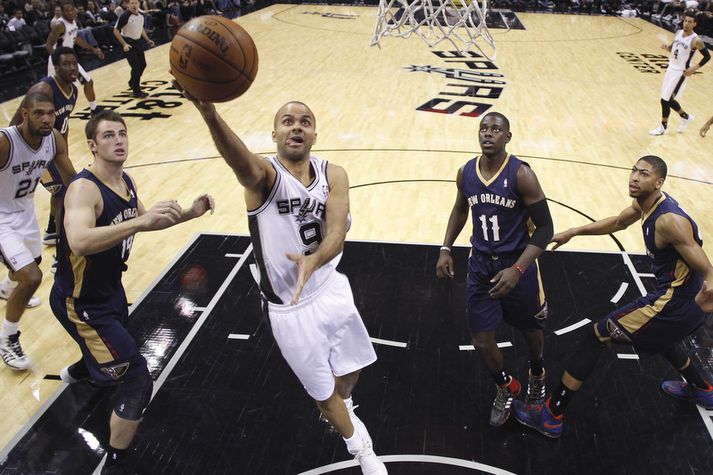 Tony Parker skorar körfu í nótt.