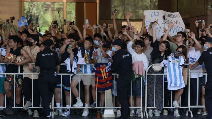 Kínverskir aðdáendur biðu spenntir eftir komu argentínska landsliðsins, og sérstaklega Lionels Messi, í Peking.