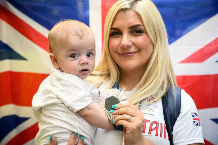 Amber Rutter með silfurmedalíuna og soninn Tommy við heimkomuna frá París.