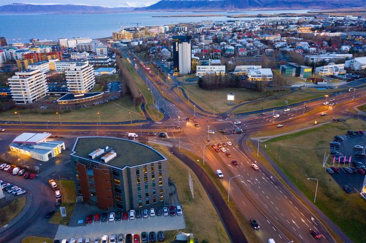 Ragnheiður segir að hópurinn hafi verið að fara yfir gangbraut yfir Kringlumýrarbrautina við Suðurlandsbraut.