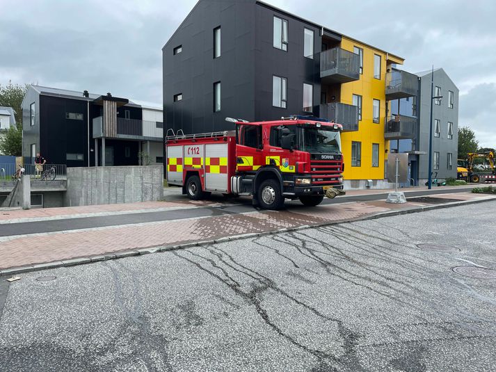 Slökkvilið reykræstir nú íbúðina en miklar skemmdir urðu í herberginu þar sem eldurinn kom upp.