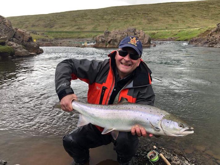 Þröstur Elliðason með stórlax sem veiddist við opnun Hrútafjarðarár.