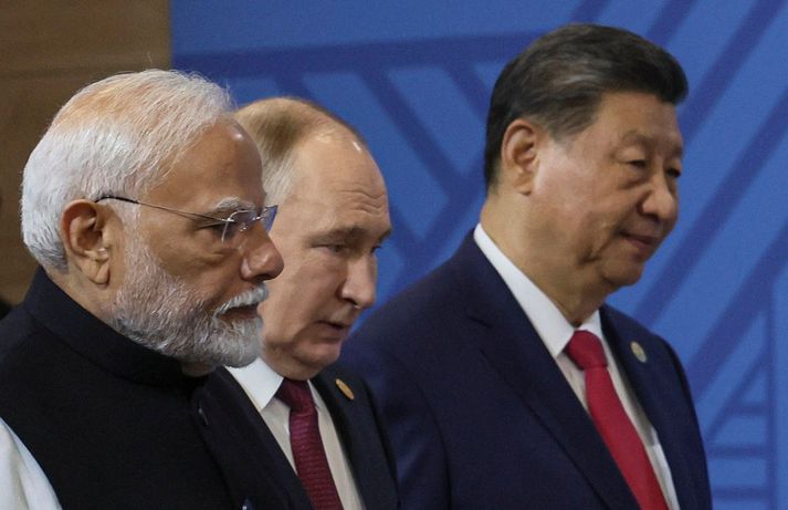 Narendra Modi, Vladimír pútín og Xi Jinping í Kazan í Rússlandi í dag.