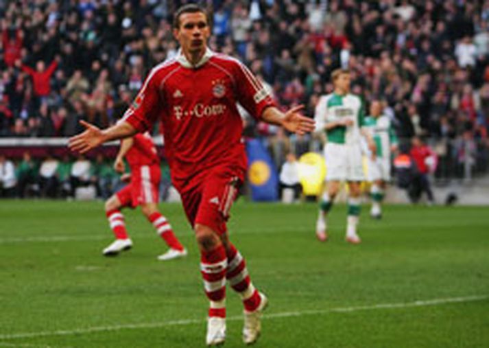 Lukas Podolski, framherji Bayern, fagnar marki sínu á 7. mínútu leiksins í dag.