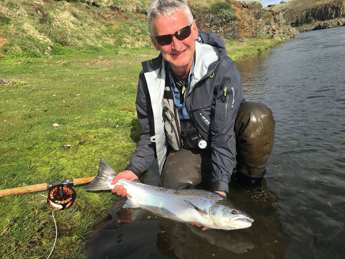 Árni Baldursson hjá Lax-Á með lax við opnun Blöndu í fyrra.