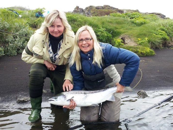 Halla Bergþóra og Sveinbjörg Björnsdætur með lax sem þær veiddu neðan Æðarfossa í Laxá í Aðaldal í gærmorgun.